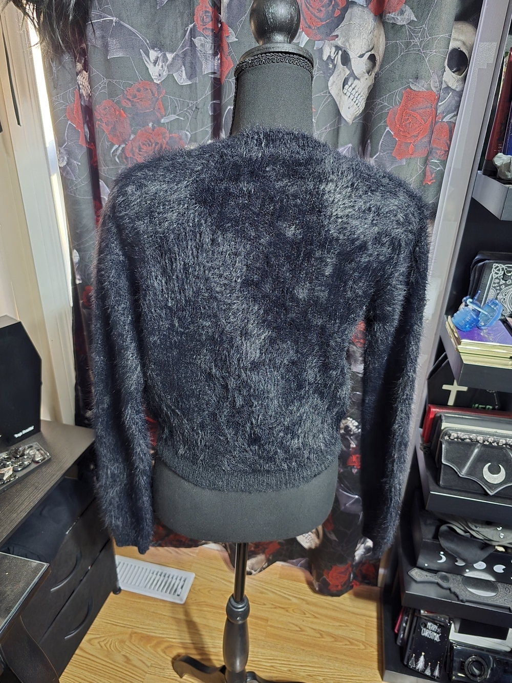 Black Fuzzy Button-Up Cropped Cardigan - Picture 4 of 7